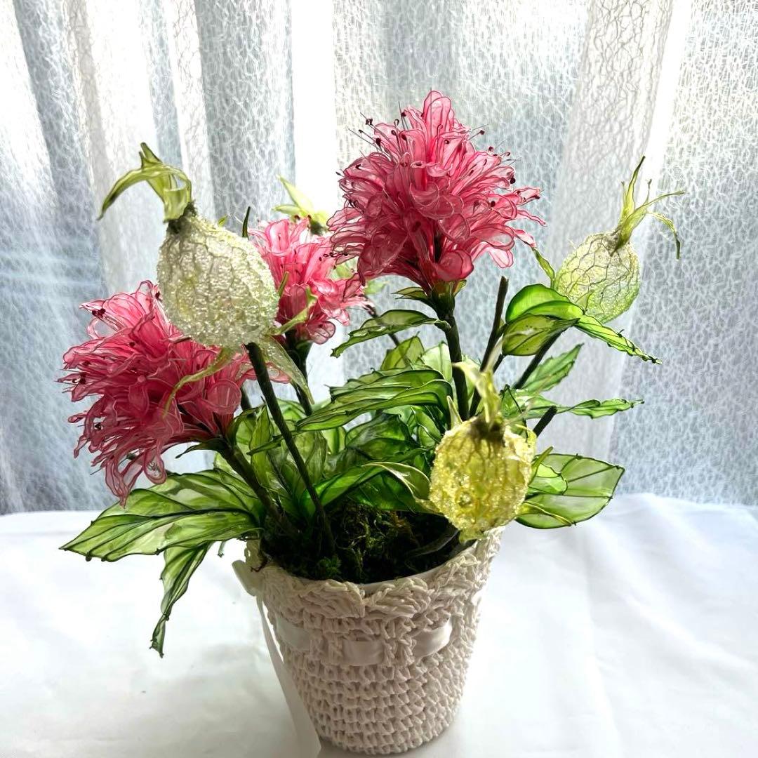 珊瑚花とパイナップルリリーの祝花アレンジ