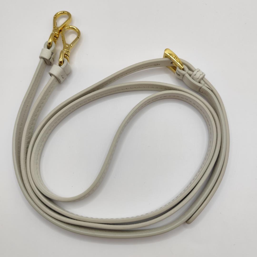 現行極美品！iPhone 16 Pro ケース 三角ロゴ レザーストラップ付