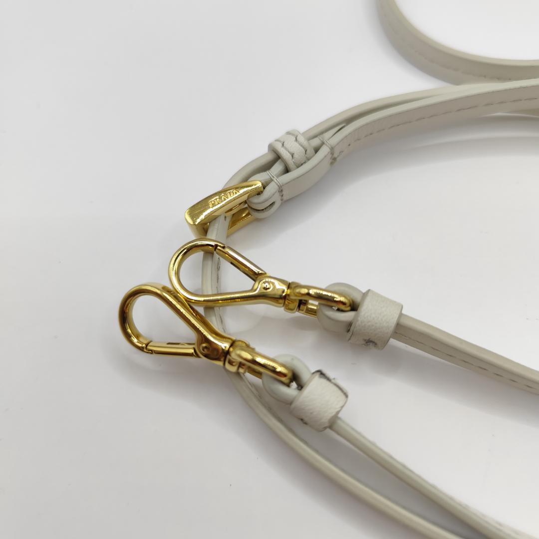 現行極美品！iPhone 16 Pro ケース 三角ロゴ レザーストラップ付