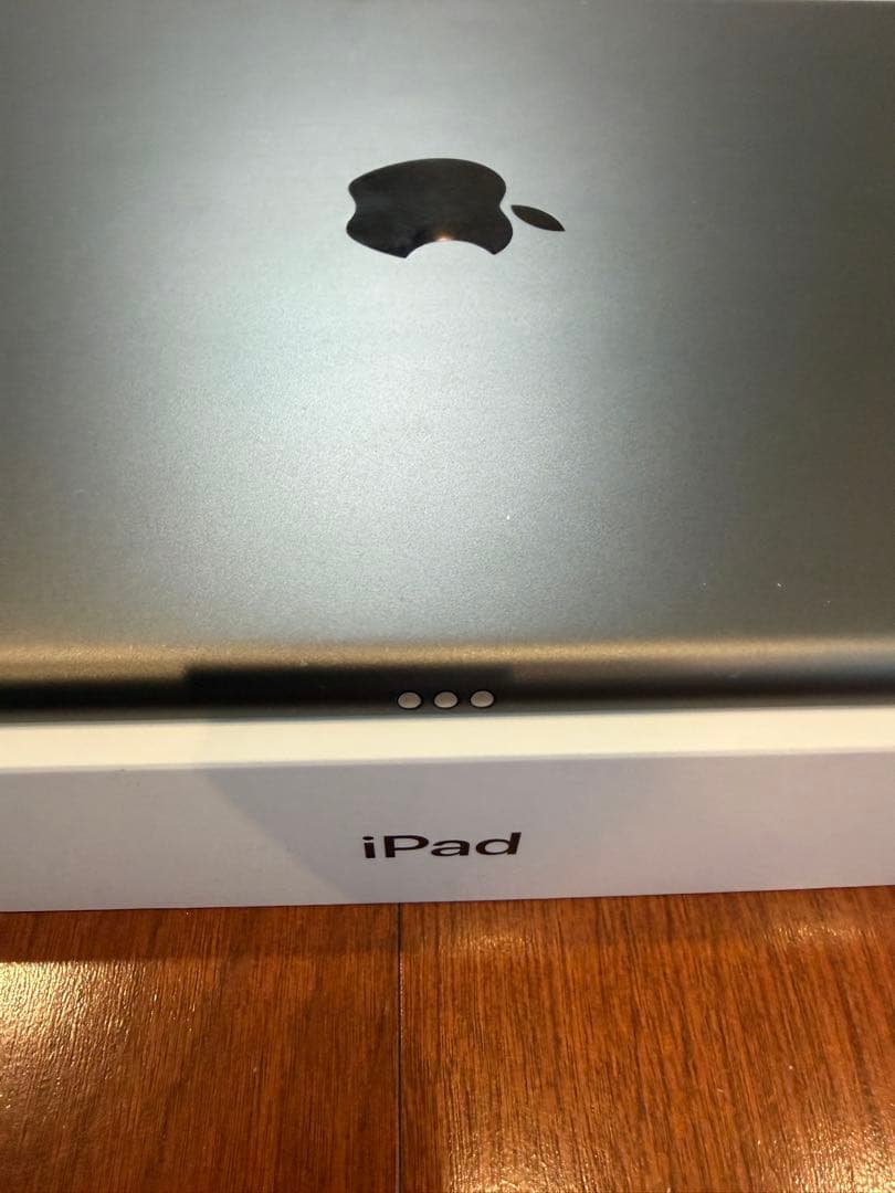 iPad (第8世代) Cellerモデル本体 充電器付き