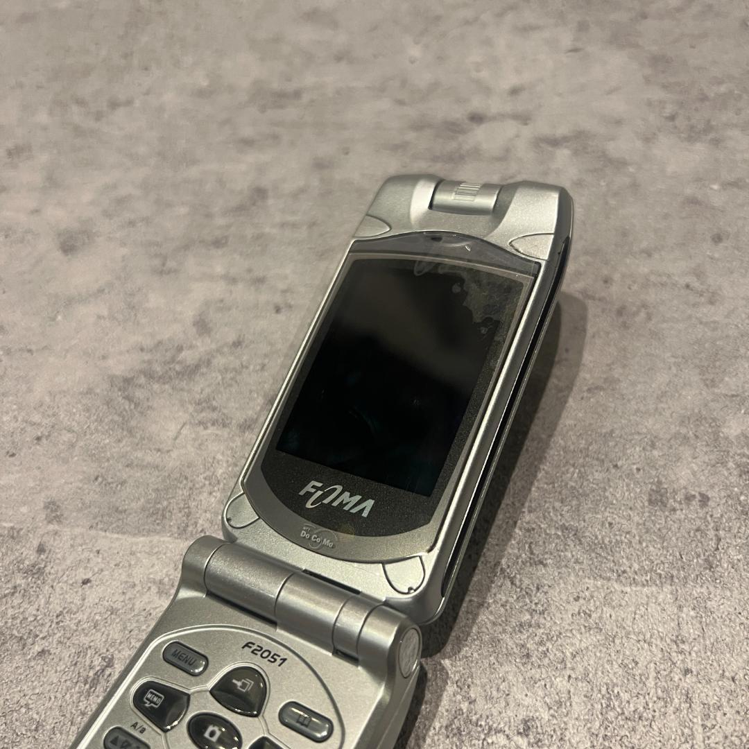 ドコモdocomoFOMAガラケーF2051シルバー未使用に近い付属品あり