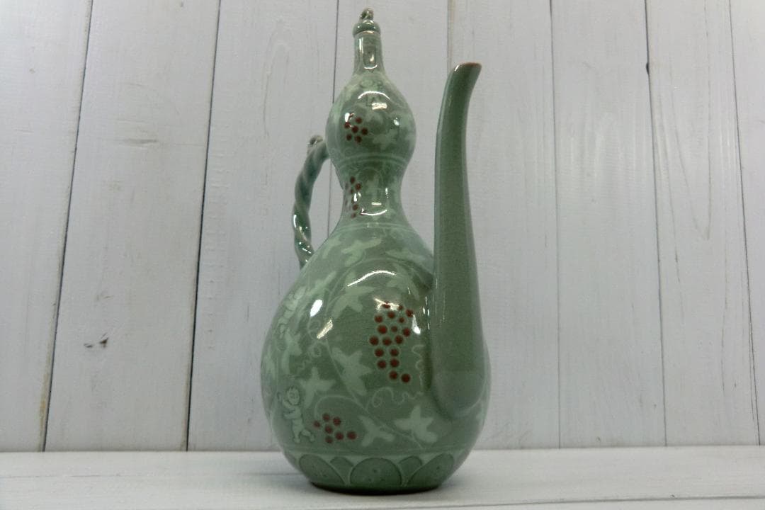 高麗青磁　象嵌葡萄唐草文酒注子　C30001