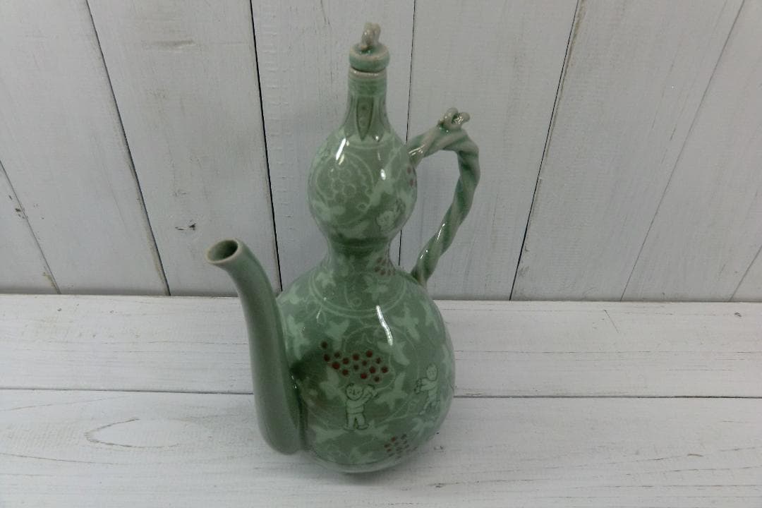 高麗青磁　象嵌葡萄唐草文酒注子　C30001