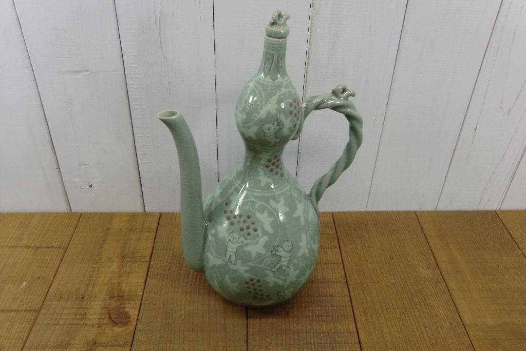 高麗青磁　象嵌葡萄唐草文酒注子　C30001