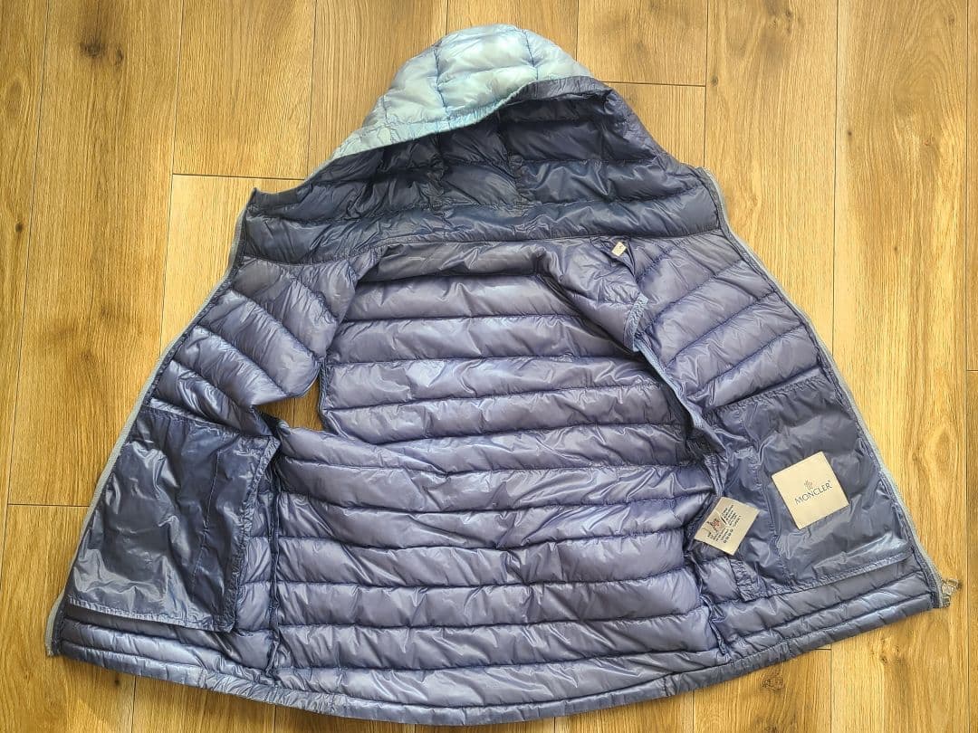 MONCLER フード付き ダウンベスト　水色