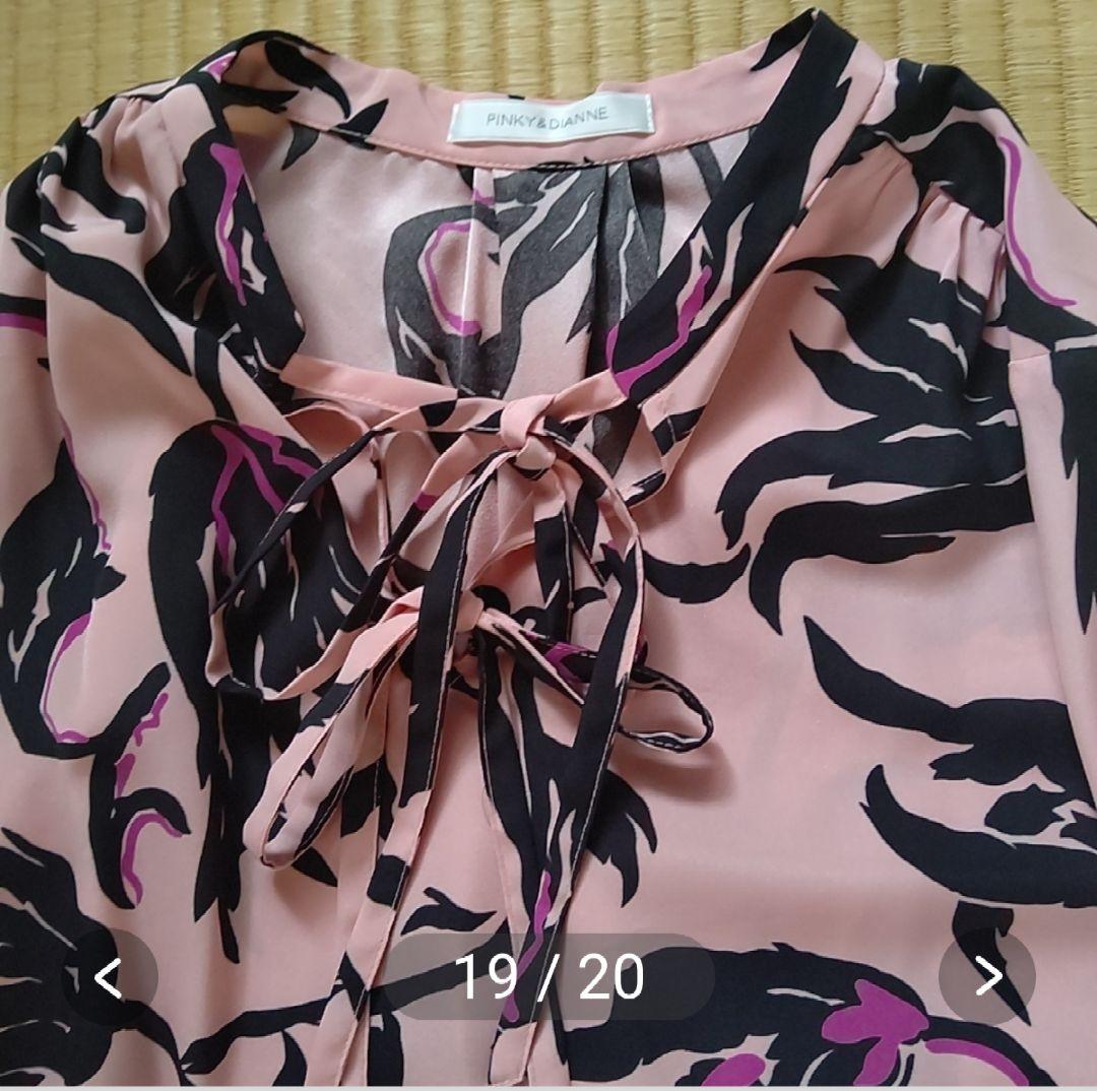 新品未使用ピンキーダイアンフラワープリントブラウス