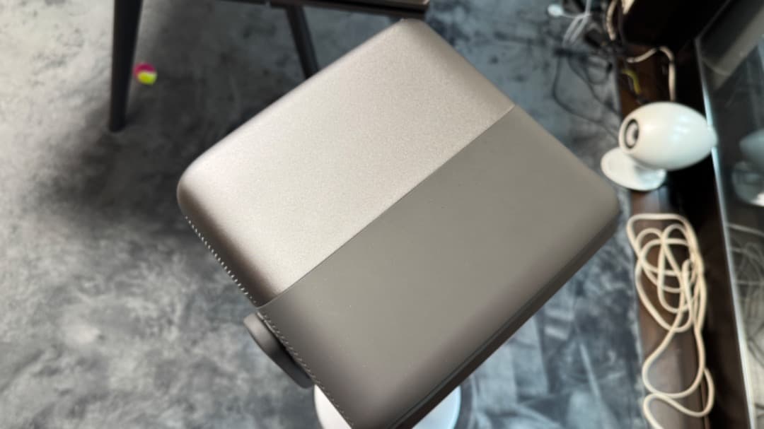 JMGO N1S Ultra 4K. 専用スタンド付き