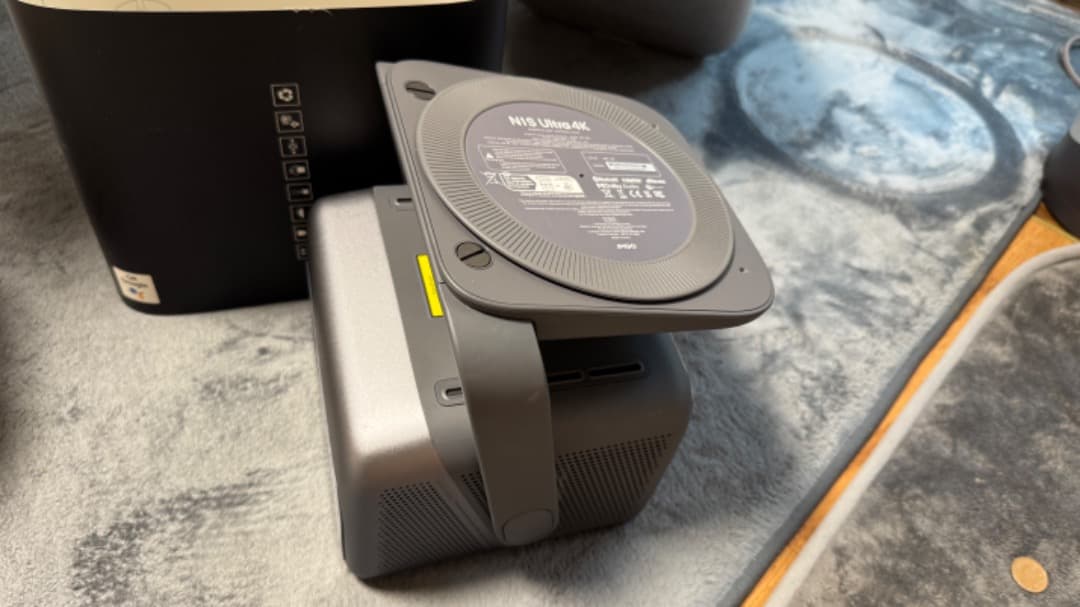 JMGO N1S Ultra 4K. 専用スタンド付き