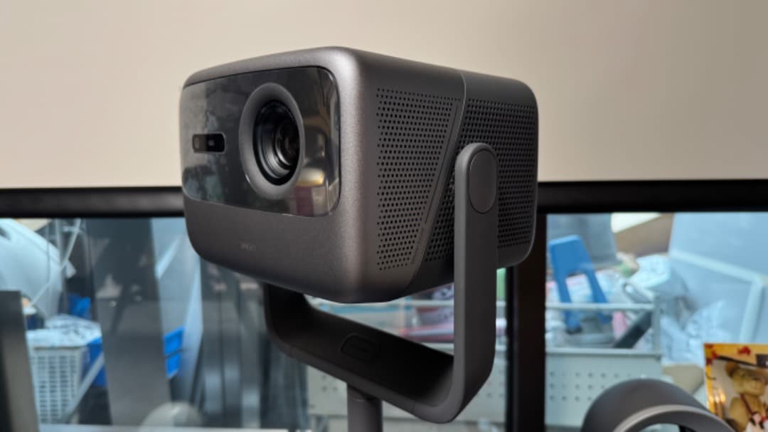 JMGO N1S Ultra 4K. 専用スタンド付き