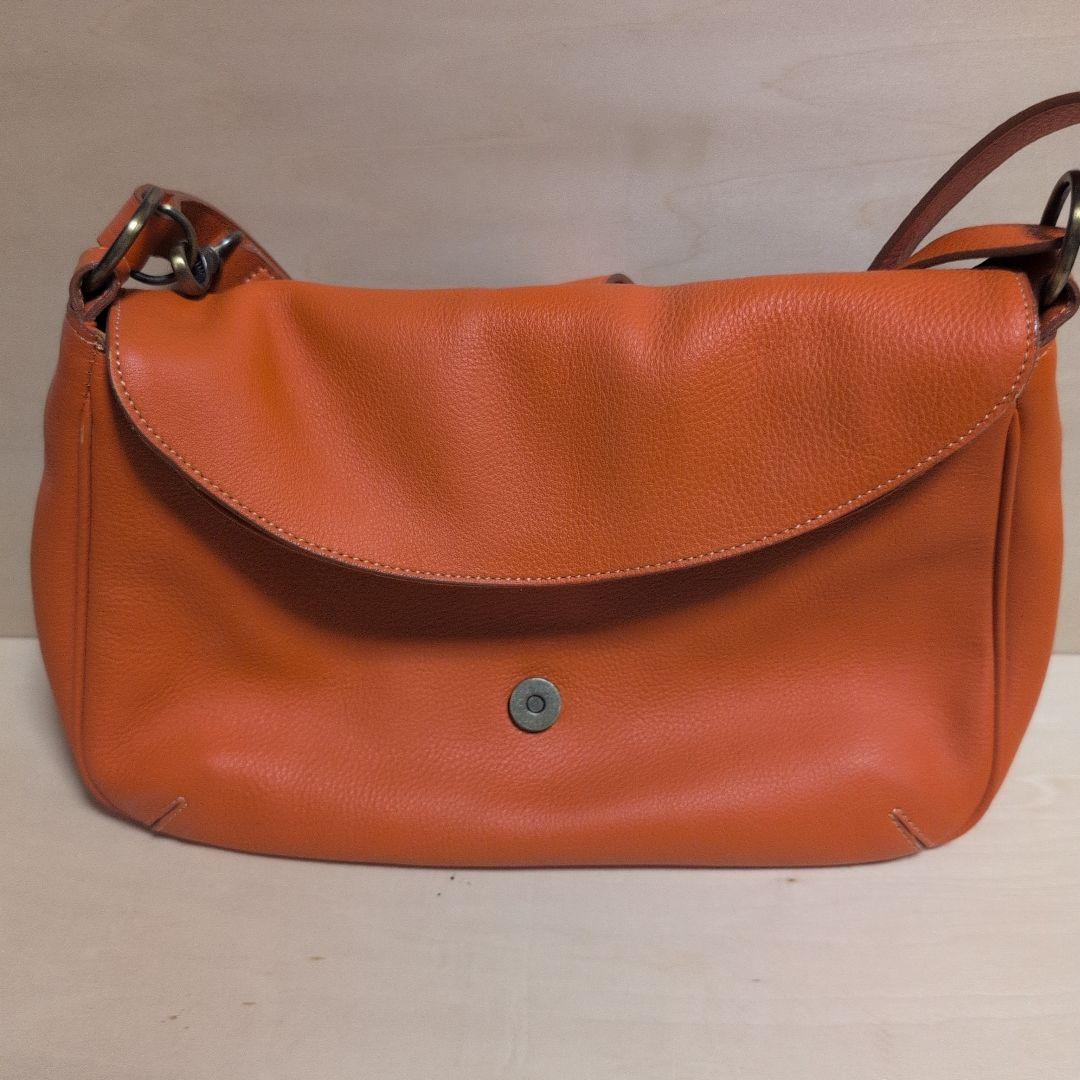 土屋鞄　牛革ショルダーバッグ 「フォンダ」シリーズ