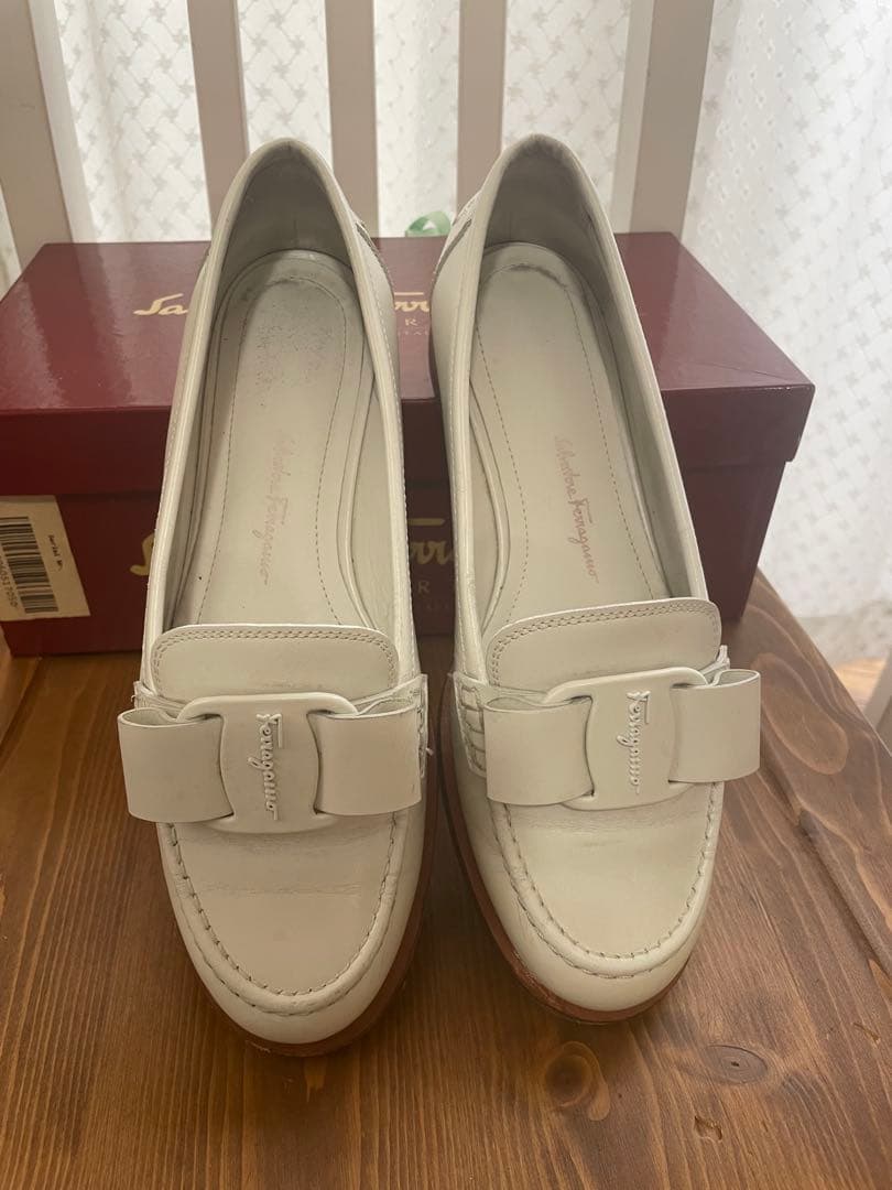 Salvatore Ferragamo VIVA モカシン　ホワイトローファー