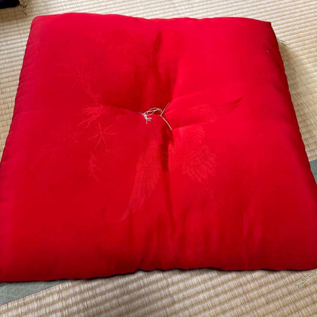 1027【その他】座布団 赤 紫 鶴 2点セット