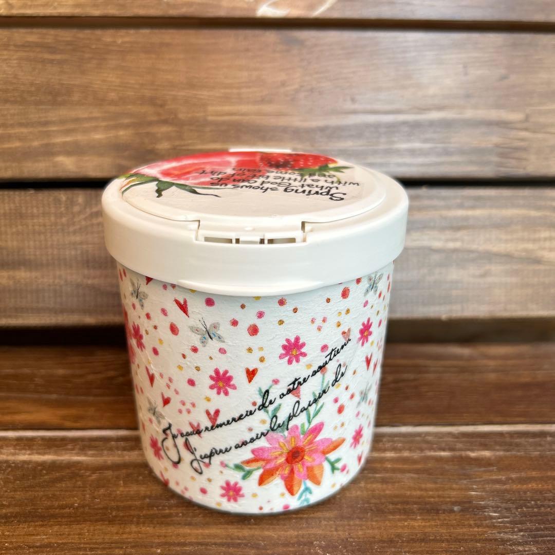 売切れ　リメイク　綿棒ケース　 大きな苺とおねむなうさぎさん