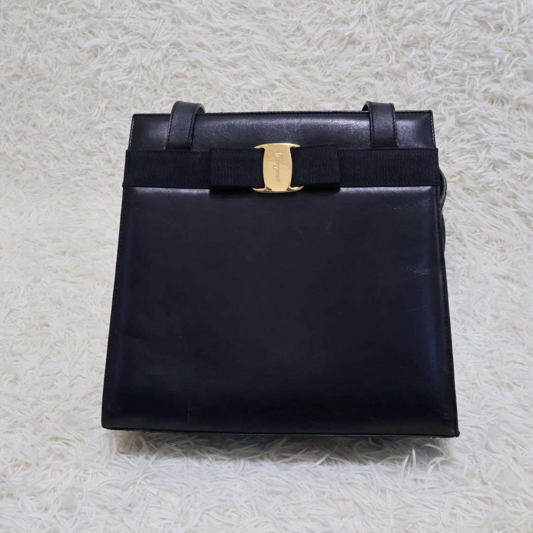 サルヴァトーレフェラガモ　ショルダーバッグ ブラック