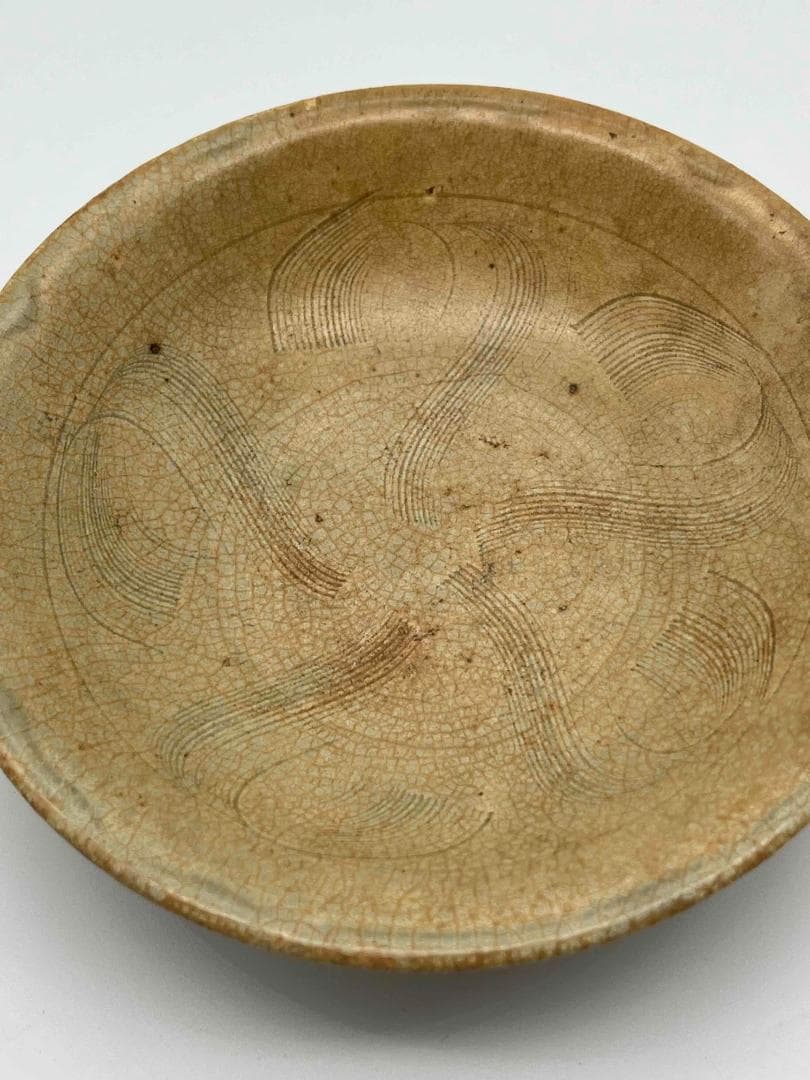 宋時代　青磁流水文茶盞　高台に【元旦】文字入り　景徳鎮　唐物　(D-96)