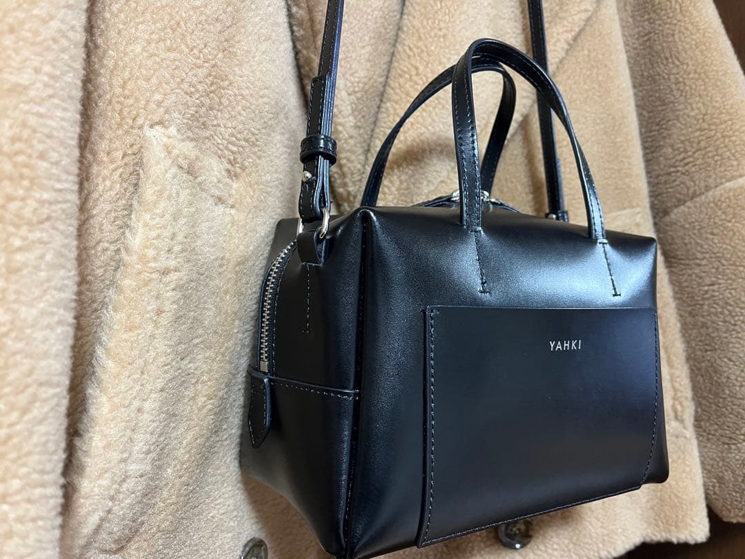 YAHKI ブラック ソフトボストン型ショルダーバッグ