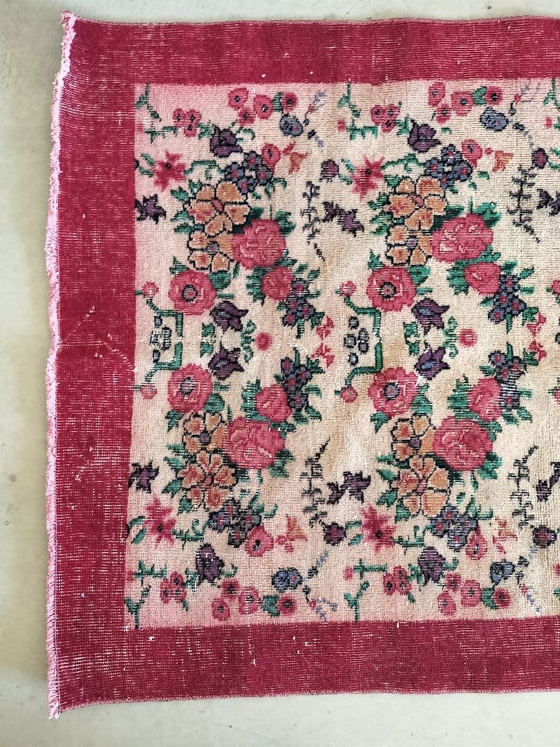 ワインレッドとくすみベージュのフラワー柄ヴィンテージトルコラグ　No.736