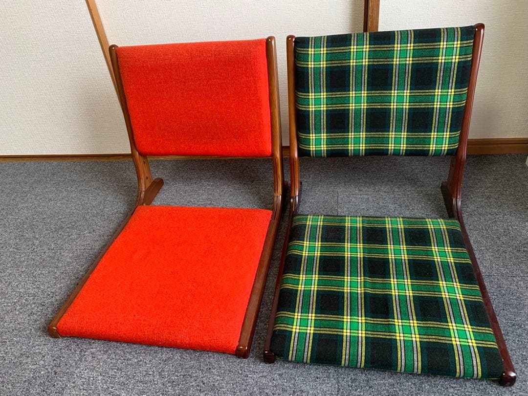 レトロな座椅子2脚セット(朱色とチェック柄)