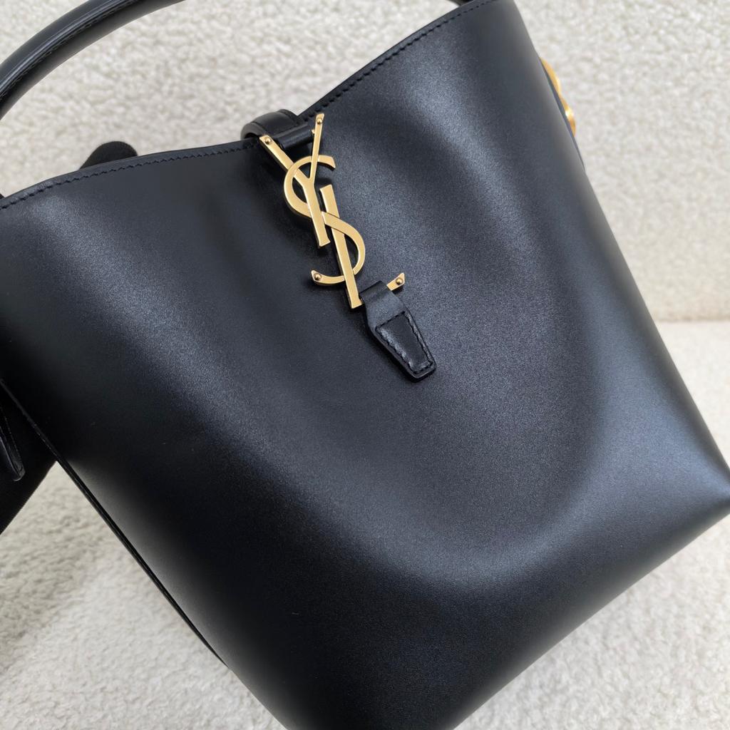 極美品！YSLブラック　レザー　肩掛け　ショルダーバッグ