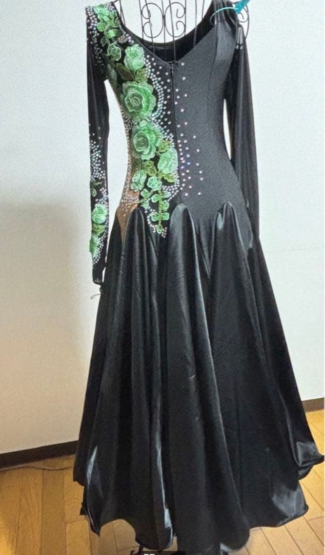 社交ダンスドレス　豪華　新品　M