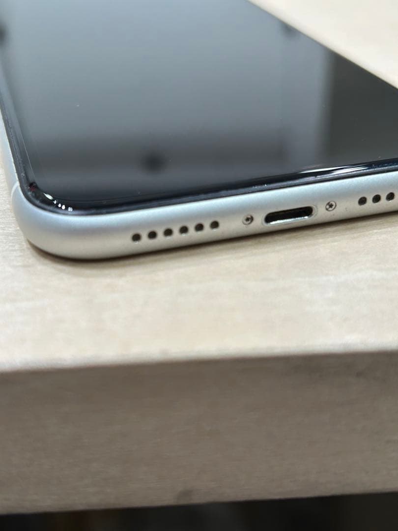 iPhone XR / white / 256GB / SIMロックなし