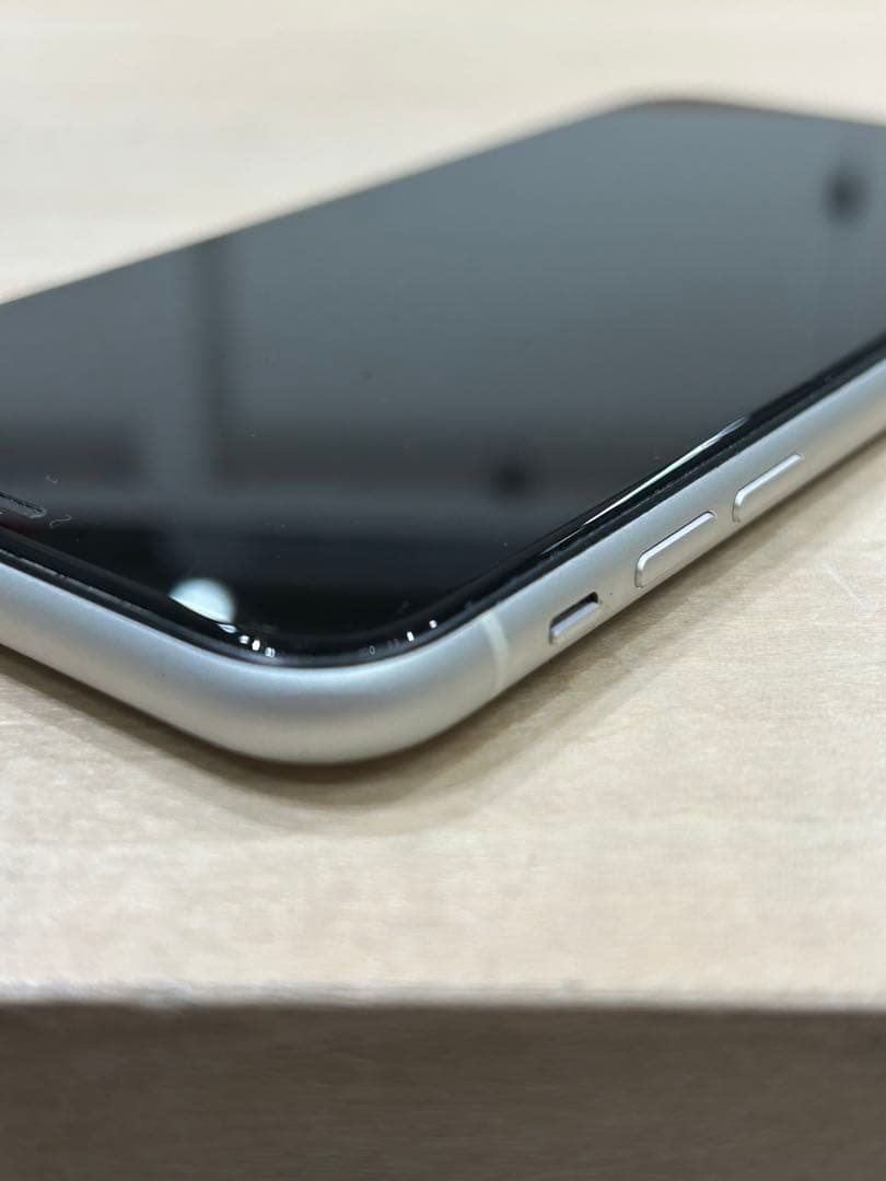 iPhone XR / white / 256GB / SIMロックなし