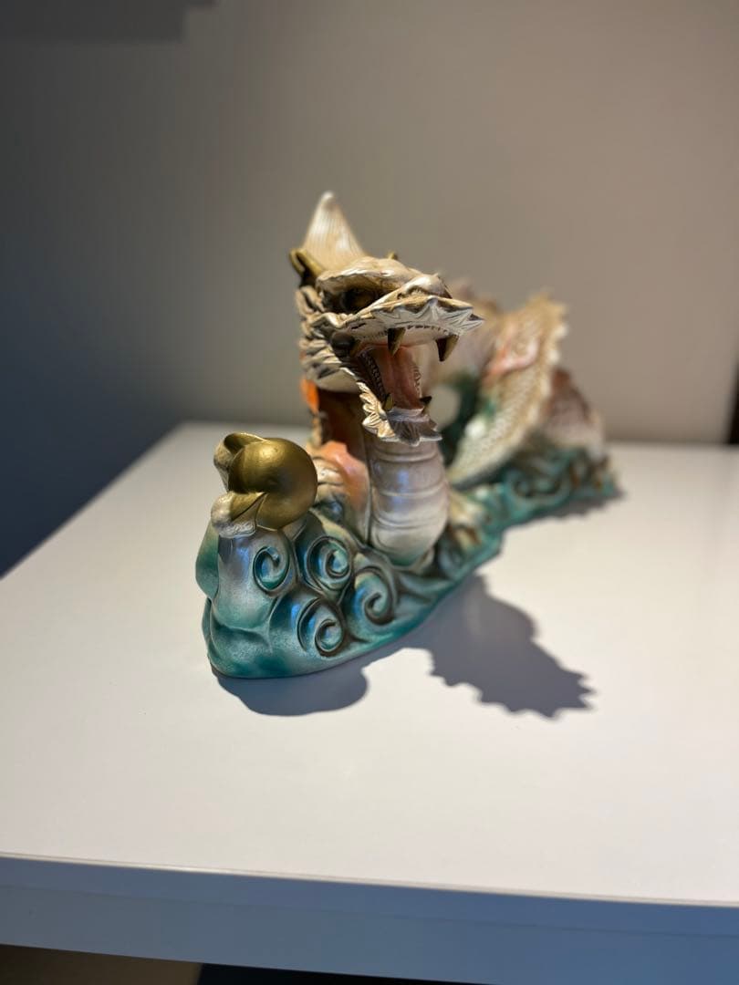 ドラゴンの陶器置物