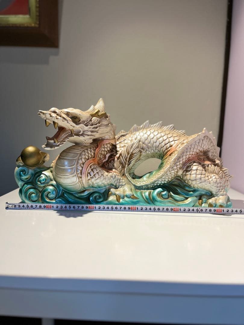 ドラゴンの陶器置物