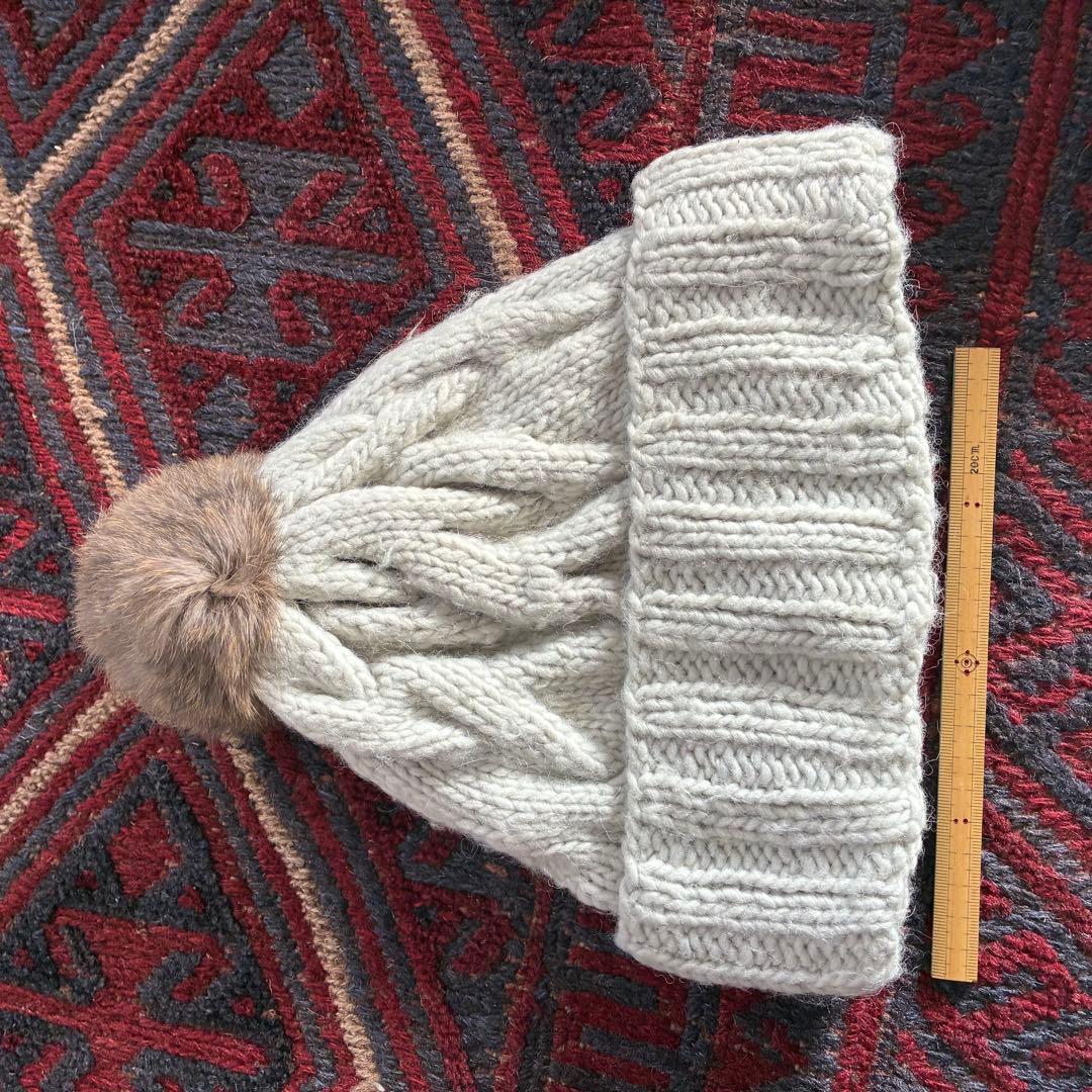 ラトビア製　手編み　ぽんぽん帽子　ラビットファー　ウール100% ニット帽　白