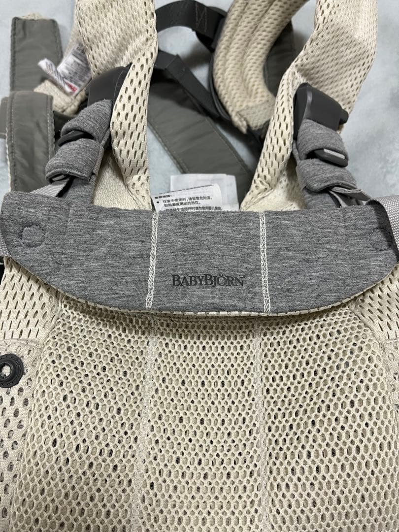 ベビービョルン　ハーモニー　抱っこ紐 クリーム　メッシュ　専用スタイ付き