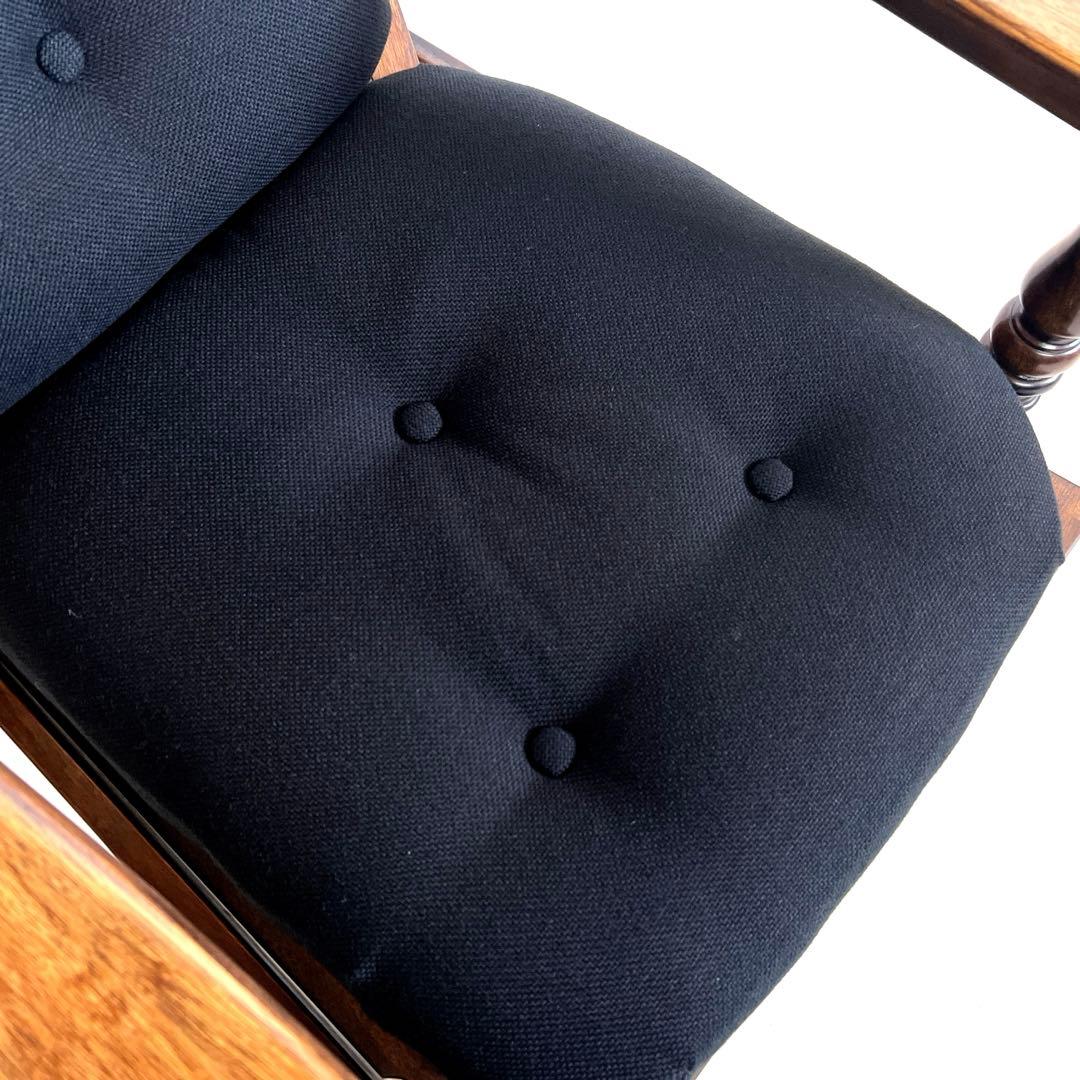 木製アームチェア・ 黒ファブリックソファ・ボタンクッション・ブラック