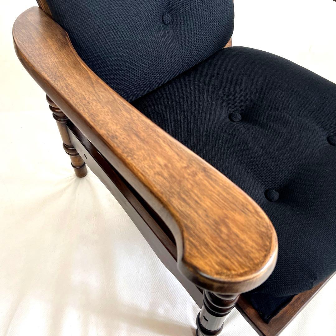 木製アームチェア・ 黒ファブリックソファ・ボタンクッション・ブラック