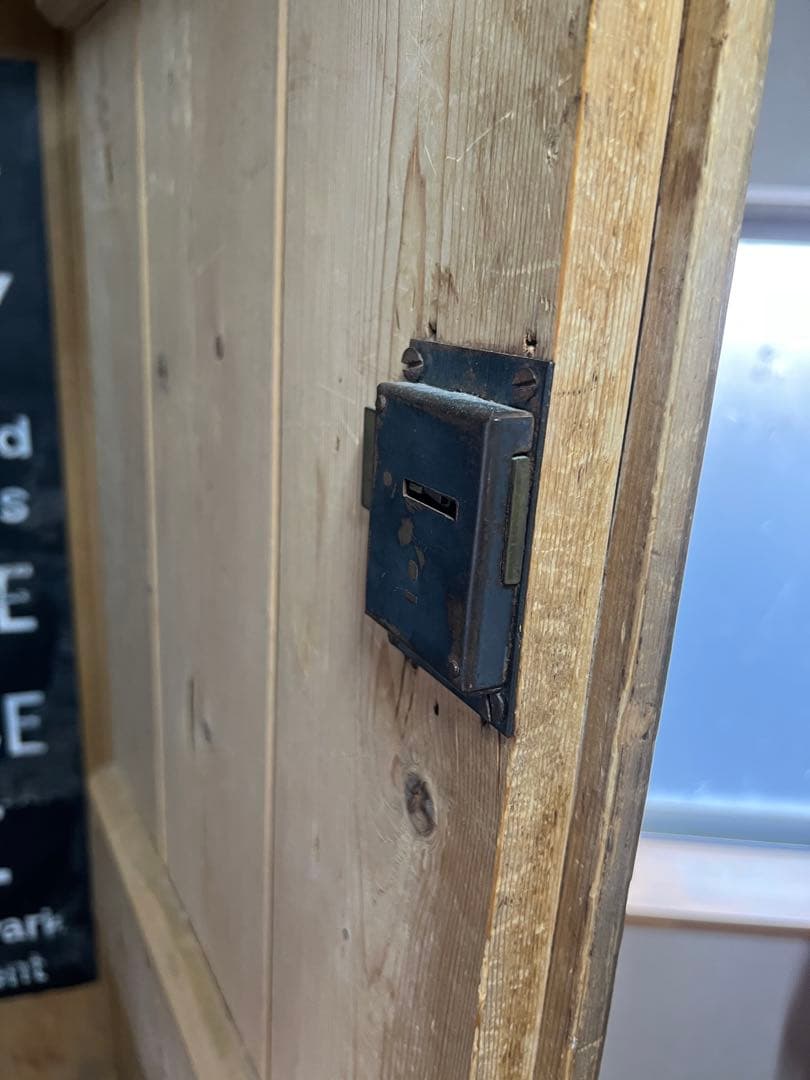 最終ギリギリ値下げ ベルギー製？ 高級感 ヴィンテージの木製収納キャビネット