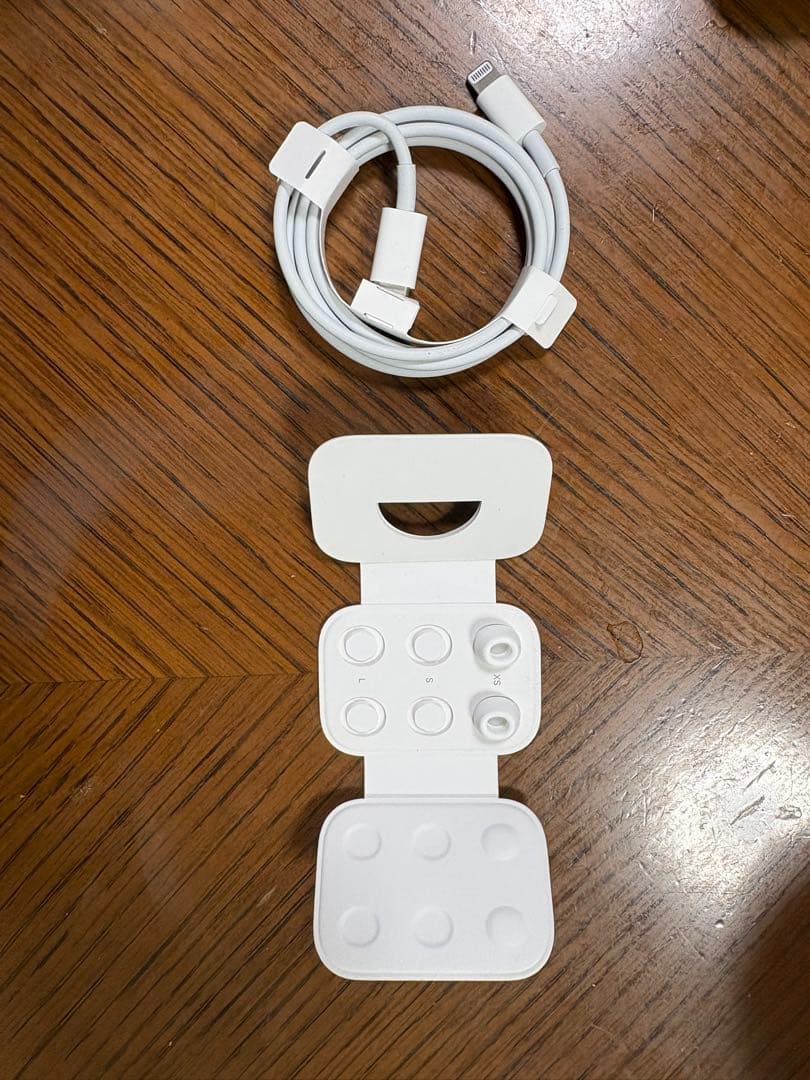 AirPods pro 2本体と充電ケース　(ドラえもんカバー付き)