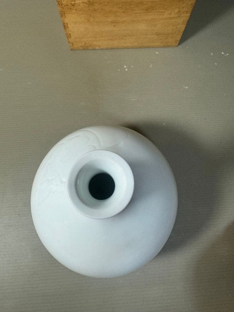 2592 有田焼 中村清六 白磁器 花瓶 花文　未使用