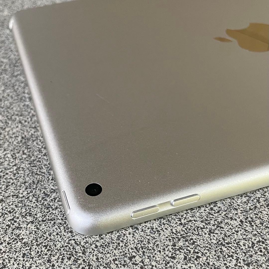 D12 iPad 第5世代 シルバー 32GB Wi-Fi A1822