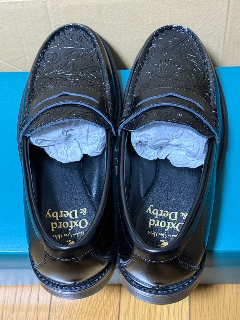 黒のエンボス加工レザー ローファー