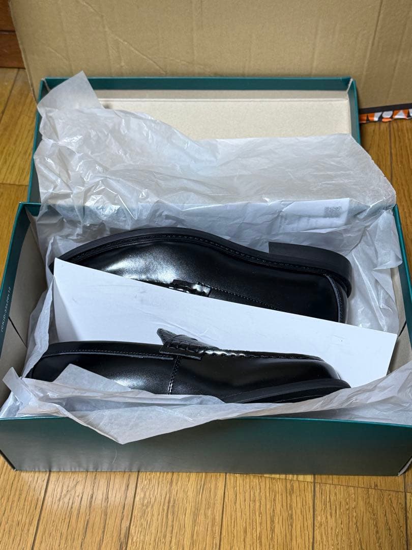 黒のエンボス加工レザー ローファー