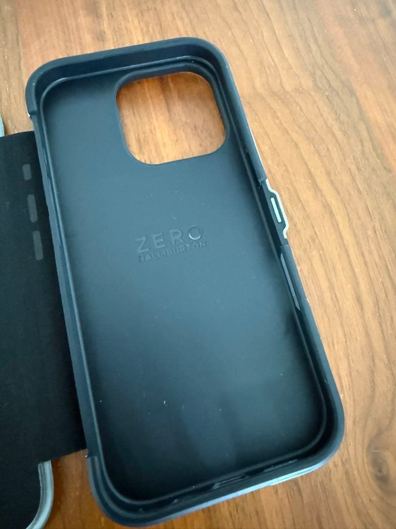 ゼロハリバートンiPhone16Pro 手帳タイプ