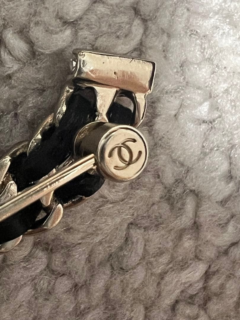 唯一ページ シャネル ブローチ 2点