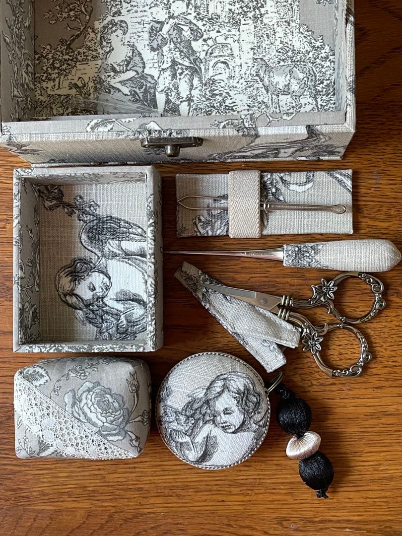 FUKUSUKEです　カルトナージュミニ裁縫箱