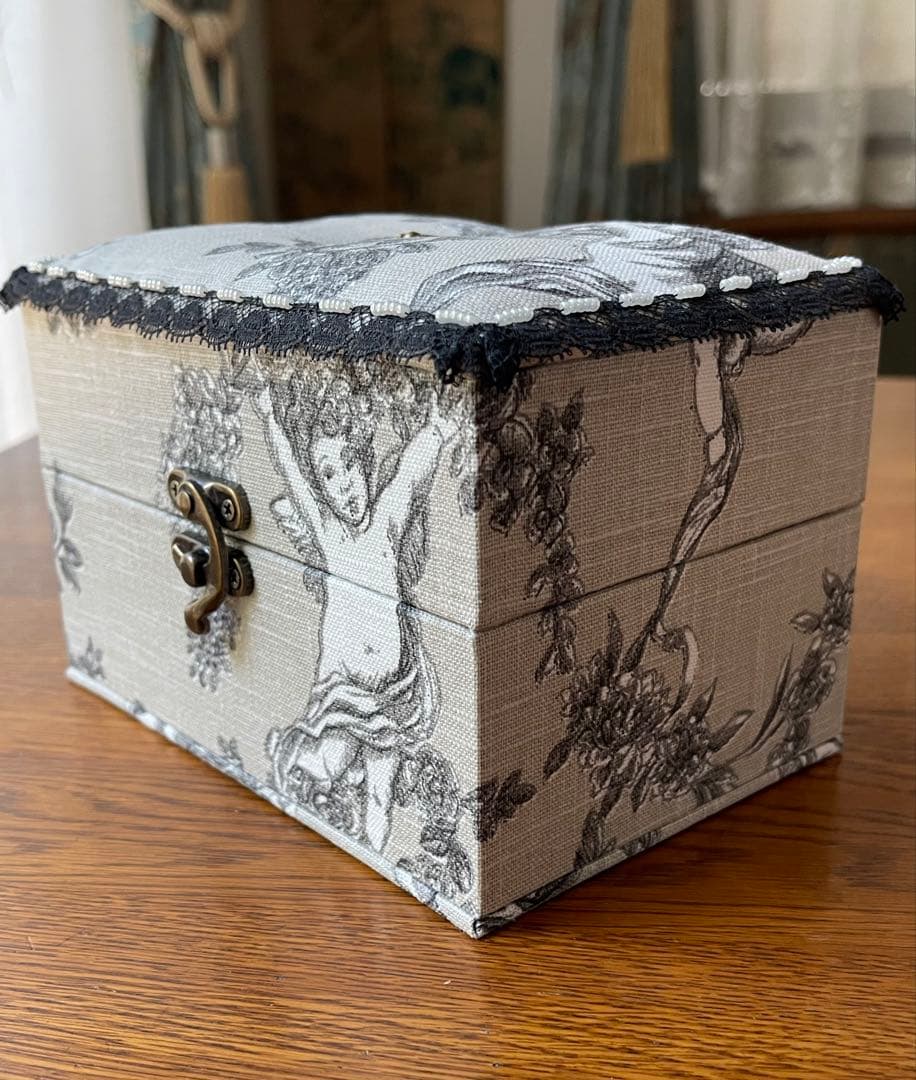 FUKUSUKEです　カルトナージュミニ裁縫箱