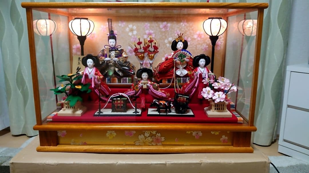 伝統的な雛人形 ガラスケース付き