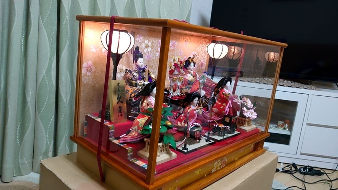 伝統的な雛人形 ガラスケース付き