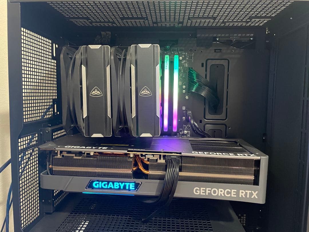 DDR5 6200MHz メモリ 16GB×2（計32GB） RGBライト付き。