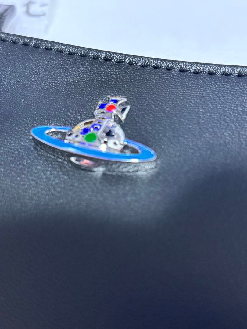 E*i様 ヴィヴィアン　ブラックレザーショルダーバッグ　男女問わずいけます！　レ