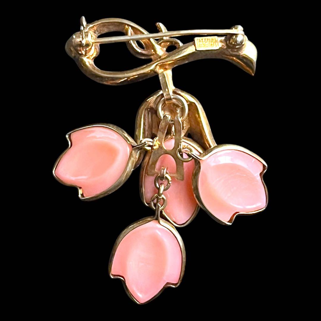 レアカラー☆TRIFARI☆ピンクミルクガラス☆ハナミズキのスイングブローチ