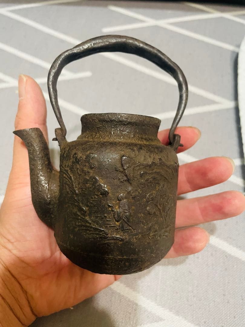 小さい鉄瓶　古いでさす