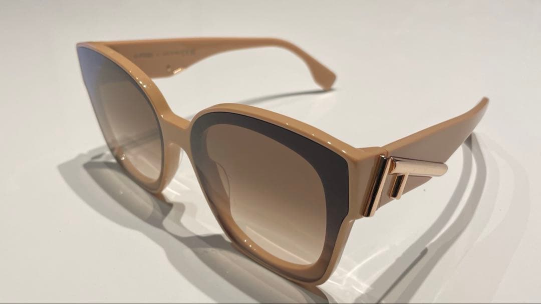 FENDI フェンディ　グラデーションレンズ サングラス　FE40098l