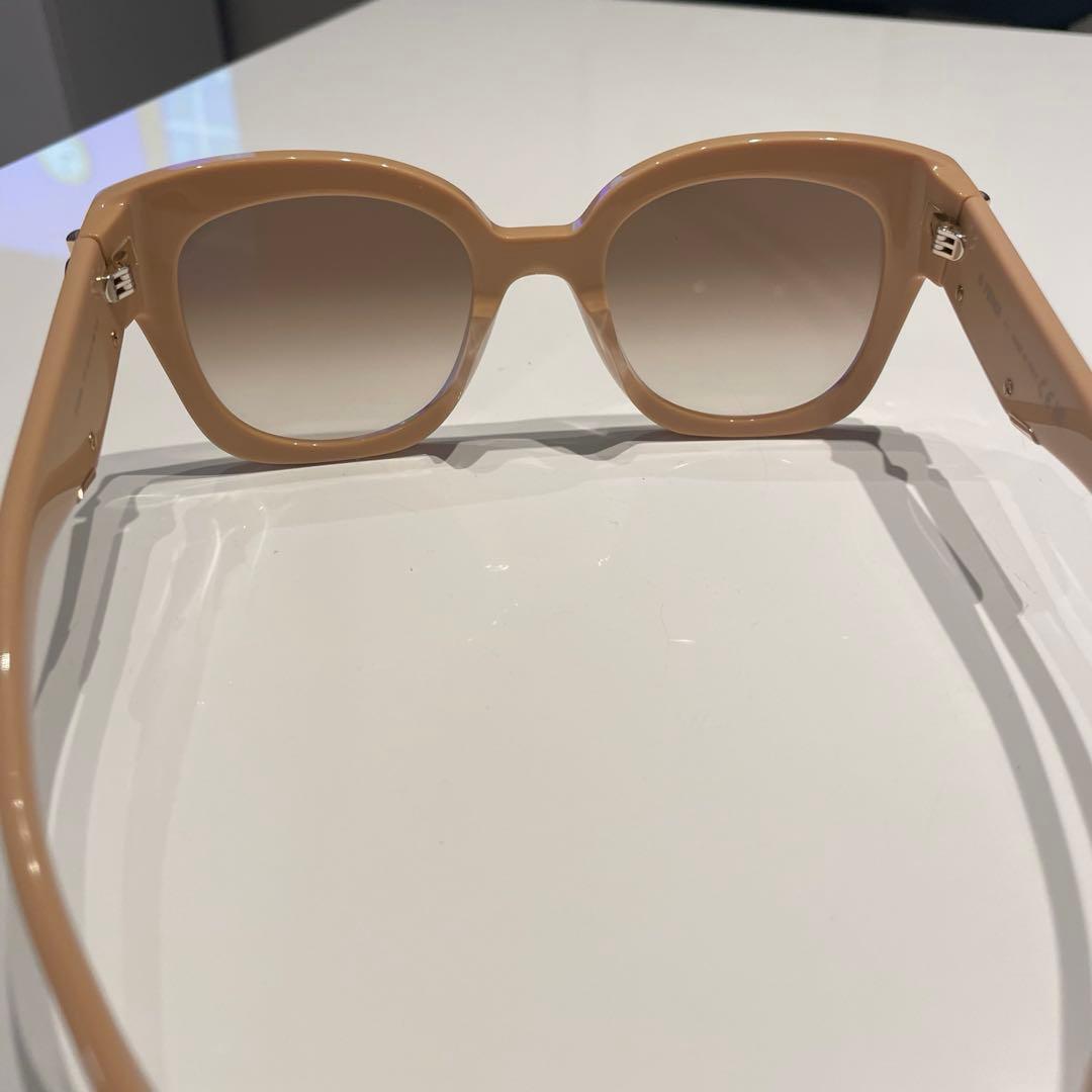 FENDI フェンディ　グラデーションレンズ サングラス　FE40098l